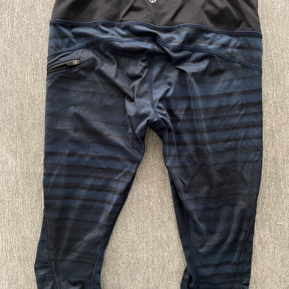 Lululemon short leggings (just below knee) Size 6 - Picture 2 of 5